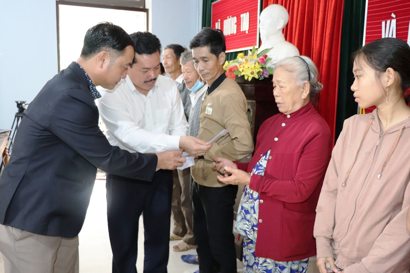 Các đơn vị thiện nguyện trao quà cho bà con khó khăn ở Hương Thọ, TX.Hương Trà, tỉnh Thừa Thiên-Huế.