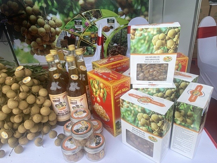 Nhiều sản phẩm từ quả nhãn Hưng Yên được trưng bày và giới thiệu tới người dân Thủ đô.