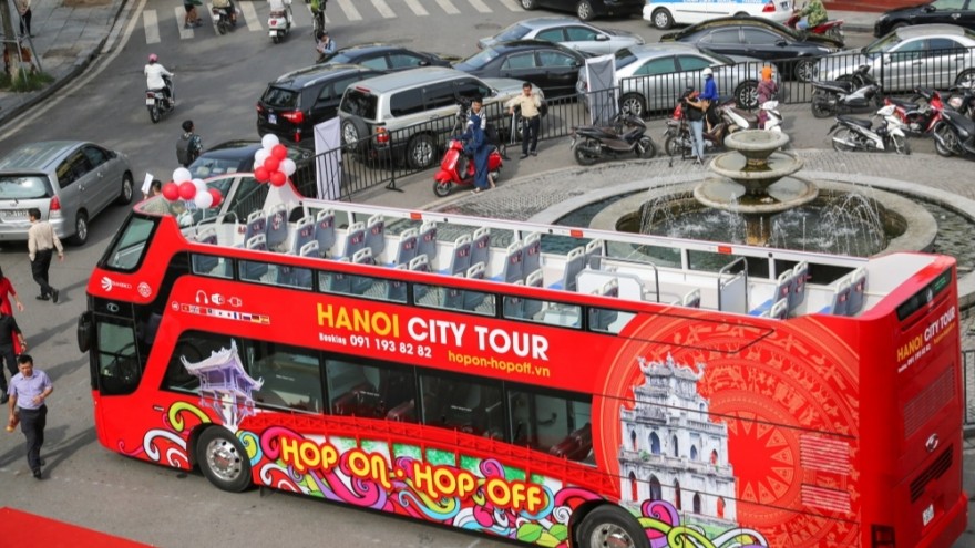 Khách thăm quan Hà Nội bằng xe buýt 2 tầng trong dịp lễ Quốc khánh sẽ được phục vụ miễn phí. Ảnh minh họa