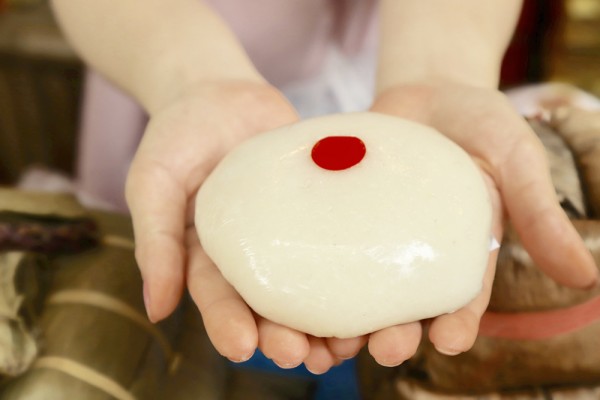 Bánh giầy Lang Liêu hút khách dịp giỗ Tổ