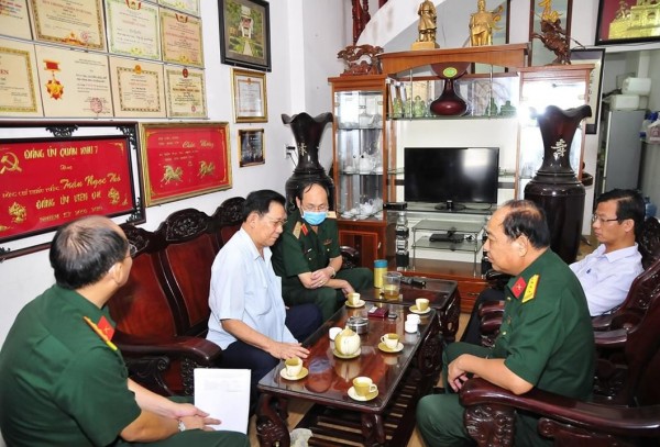 Thiếu tướng Nguyễn Văn Nam thăm hỏi và động viên Mẹ Việt Nam anh hùng cùng các Tướng quân đội thời chống Mỹ