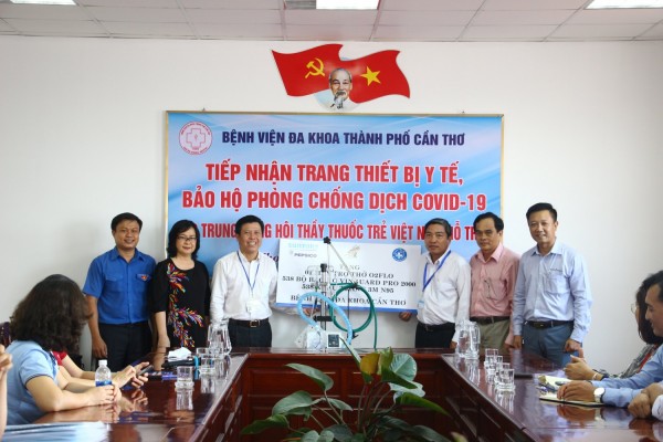 Đại diện Trung ương Hội Thầy thuốc trẻ Việt Nam trao tặng vật tư y tế cho Bệnh viện Đa khoa TP. Cần Thơ