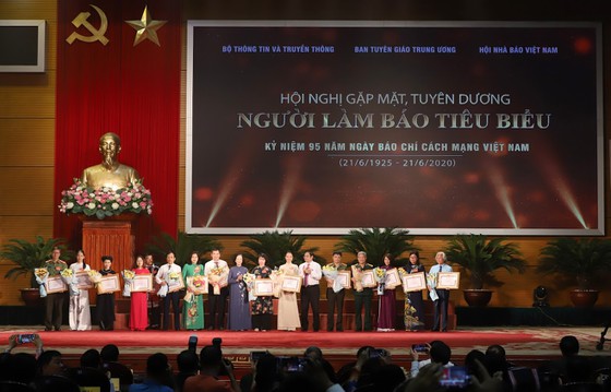 Tuyên dương 187 người làm báo tiêu biểu