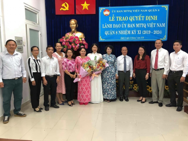 Chủ tịch Ủy ban MTTQ Việt Nam Tô Thị Bích Châu chụp ảnh lưu niệm cùng các Ủy viên và đại biểu sau buổi lễ.