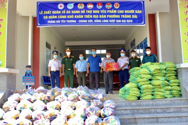 Đoàn Trinh sát số 2 tổ chức trao quà hỗ trợ cho nhân dân gặp khó khăn do ảnh hưởng của dịch Covid 19 trên địa bàn tỉnh Đồng Nai