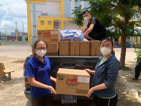 Công ty TNHH Kimberly - Clark Việt Nam tặng hơn 1.000 thùng tã cho trẻ em bị ảnh hưởng bởi dịch bệnh