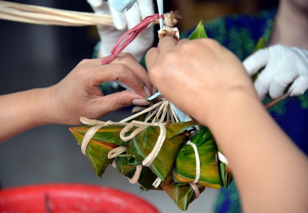 Nhộn nhịp nghề truyền thống bánh ú tro Tết Đoan Ngọ