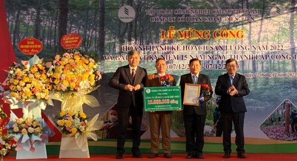 Đ/c Lò Văn Tiến - Phó Chủ tịch UBND tỉnh và Đ/c Huỳnh Kim Nhựt - Phó Tổng Giám đốc Tập đoàn Công nghiệp Cao su Việt Nam tặng Bằng khen và hoa chúc mừng Công ty Cổ phần Cao su Điện Biên