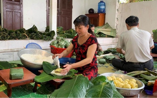 Bà Nguyễn Thị Ảnh, chủ cơ sở bánh chưng Chính Ảnh nổi tiếng ở Cát Trù, có 7 lần đoạt giải cao trong hội thi làm bánh dâng các Vua Hùng ở Phú Thọ. (Ảnh: Xuân Nguyễn)