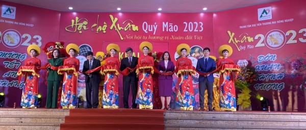Các đại biểu cắt băng khai mạc Hội chợ. (Ảnh: Agritrade)