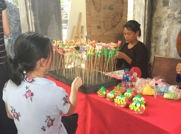 Tò he là loại đồ chơi của trẻ em nặn hình loài vật, làm bằng bột gạo hấp chín và có nhiều màu sắc. Ảnh: VGP/Bích Phương