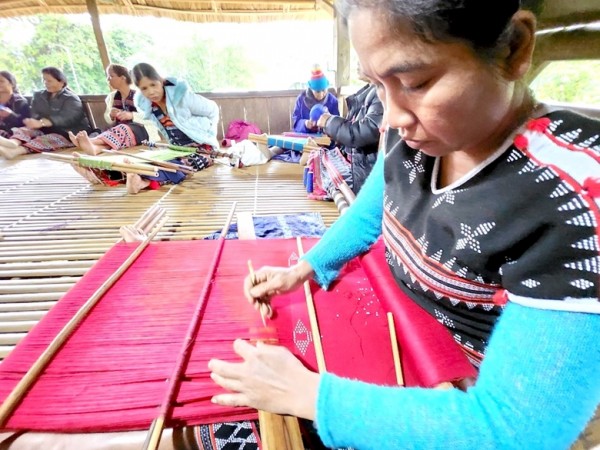 Qua năm tháng, nghề dệt thổ cẩm truyền thống của người Cơ Tu (Nam Giang) vẫn bảo toàn, giữ được nét tự nhiên và các sắc thái truyền thống của đồng bào tại đây.