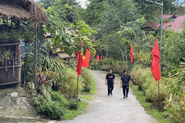 Những con đường ở bản được đầu tư sạch đẹp, khiến cho du khách đến Lao Cải càng thêm nhớ...