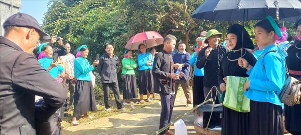 Đám cưới không chỉ niềm vui của cả hai bên mà còn trở thành ngày vui chung của cả thôn, bản