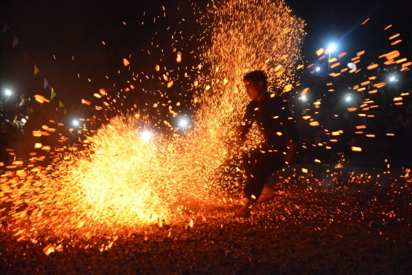 Nhảy múa trong đống than rực hồng