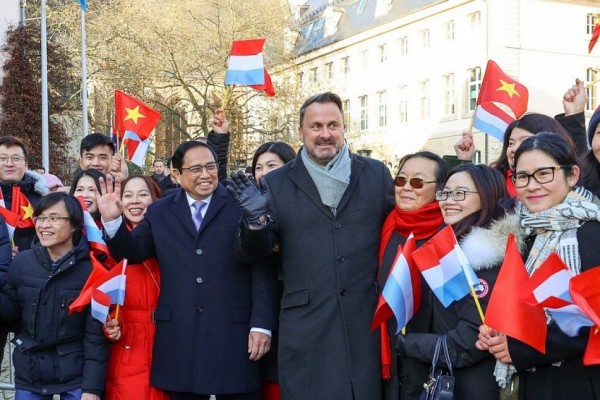 Thủ tướng Phạm Minh Chính và Thủ tướng Luxembourg thăm hỏi kiều bào Việt Nam. Ảnh Nhật Bắc