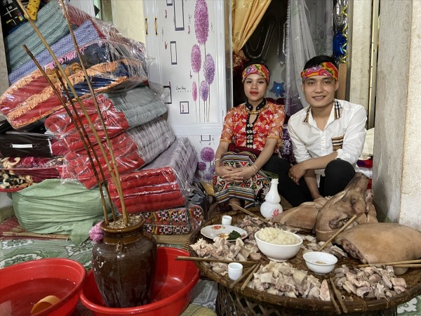 Cô dâu mới về nhà chồng mang theo rất nhiều đệm, gối để làm quà biếu cho nhà chồng