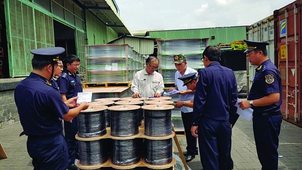 Công chức Chi cục Hải quan cửa khẩu cảng Sài Gòn khu vực 1 (Cục Hải quan TPHCM) kiểm tra lô hàng dây cáp điện nghi vấn gian lận xuất xứ.