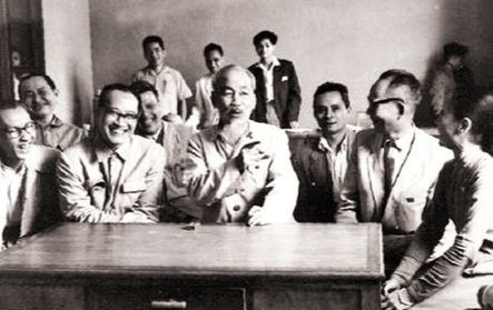 Chủ tích Hồ Chí Minh nói chuyện với các trí thức năm 1964. Ảnh: TTXVN