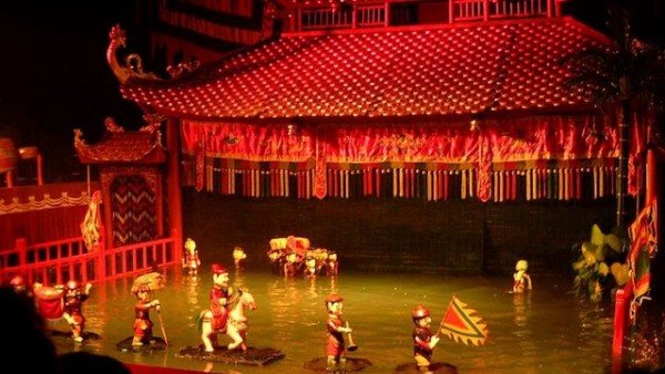 Rối nước tại làng Đào Thục hấp dẫn người xem với hơn 10 tích trò. Đa phần đều là những vở rối truyền thống từ thời mới thành lập. Ảnh: VGP