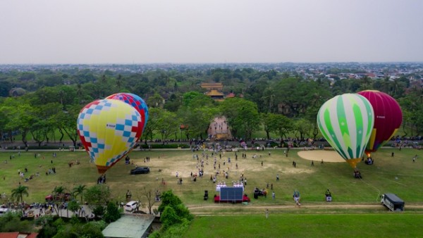 Khám phá sắc màu văn hóa Huế qua khinh khí cầu