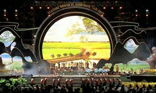 Chương trình nghệ thuật “Ví, giặm-Tinh hoa tỏa sáng” trong đêm khai mạc Festival dân ca ví, giặm Nghệ Tĩnh 2023