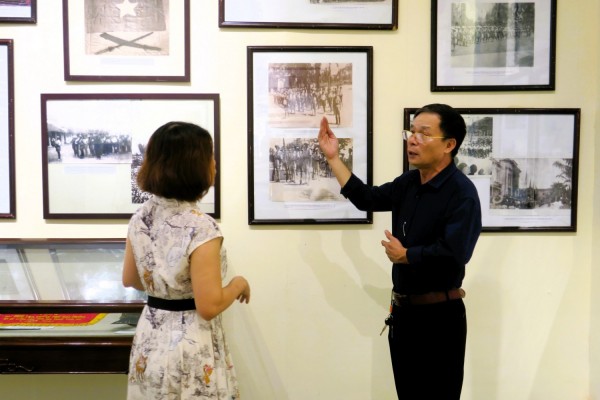 Khách tham quan trưng bày.