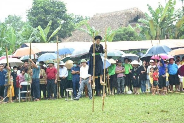 Thi đi cà kheo là một trong những hoạt động của 'Lễ hội Pay Tái'.