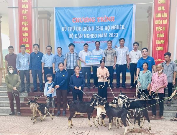 Trao dê giống, hỗ trợ mô hình sinh kế cho hộ nghèo, gia đình khó khăn tại huyện Hương Sơn.