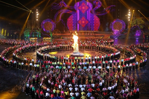 Đẩy mạnh công tác tuyên truyền trong cán bộ, công chức, viên chức và người lao động tại đơn vị và nhân dân về bảo vệ và phát huy giá trị di sản văn hóa Nghệ thuật Xòe Thái