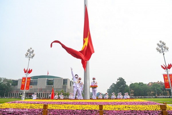 Thiêng liêng nghi lễ thượng cờ.