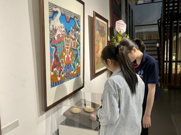 Giới thiệu tranh dân gian Hàng Trống tại Trung tâm giao lưu văn hóa phố cổ, 50 Đào Duy Từ, quận Hoàn Kiếm - Ảnh: VGP/Gia Huy