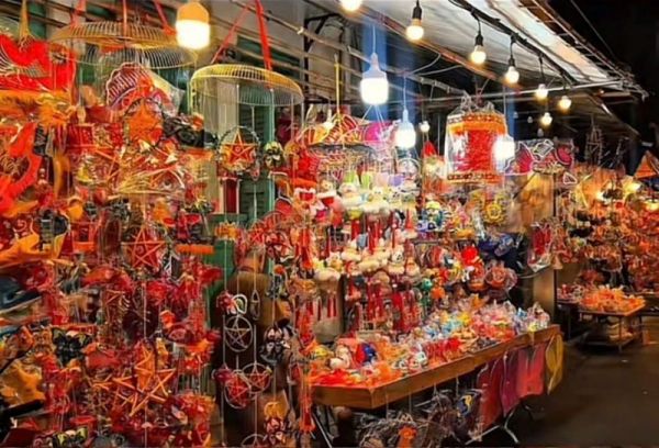 PHỐ LỒNG ĐÈN LUNG LINH: HƠI THỞ TRUNG THU GIỮA LÒNG PHỐ THỊ.