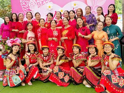 MỪNG NGÀY 8/3: MANG VĂN HÓA BẢN VỀ PHỐ