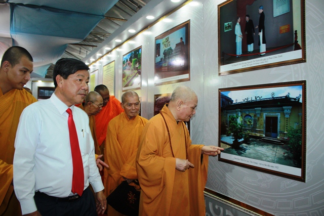 Các đại biểu tham quan trưng bày, triển lãm hình ảnh, tư liệu, hiện vật về Cụ Phó bảng Nguyễn Sinh Sắc