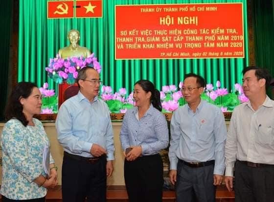 Bí thư Thành ủy TPHCM Nguyễn Thiện Nhân trao đổi cùng các đại biểu tham dự hội nghị. 