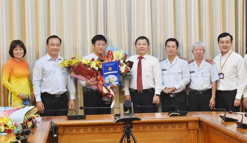 Đồng chí Dương Anh Đức phó Chủ tịch UBND TP, trao quyết định nhân sự cho Quận 8