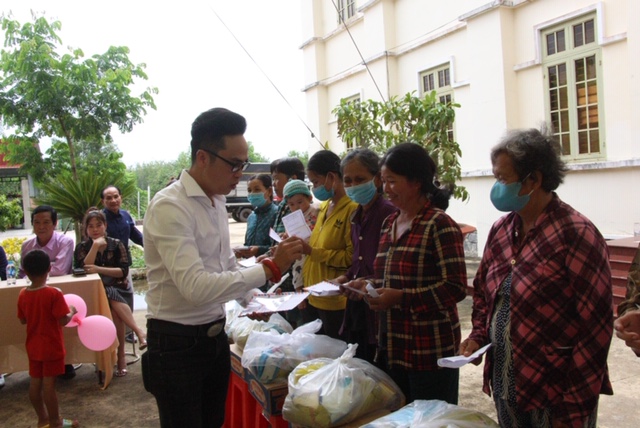 Ban tổ chức trao quà Trung thu cho bà con.