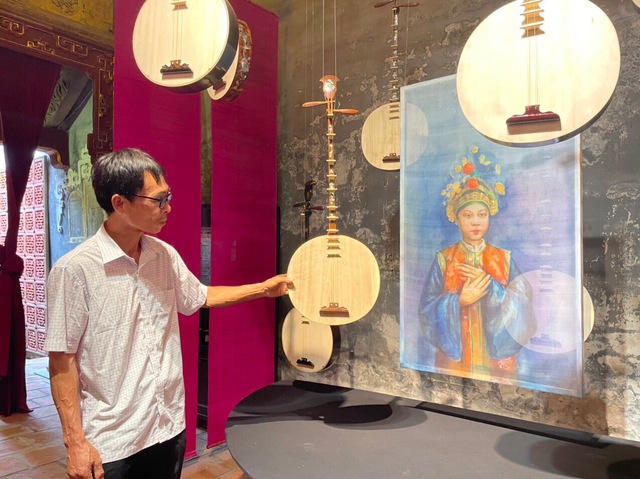 Nghệ nhân Đào Anh Tuấn bên nhạc cụ do gia đình sản xuất. Ảnh: VGP/GN