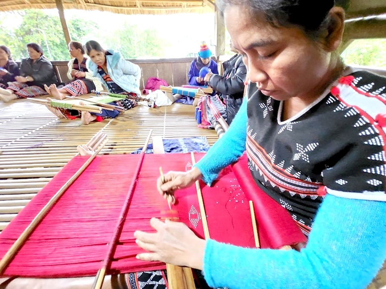 Qua năm tháng, nghề dệt thổ cẩm truyền thống của người Cơ Tu (Nam Giang) vẫn bảo toàn, giữ được nét tự nhiên và các sắc thái truyền thống của đồng bào tại đây.