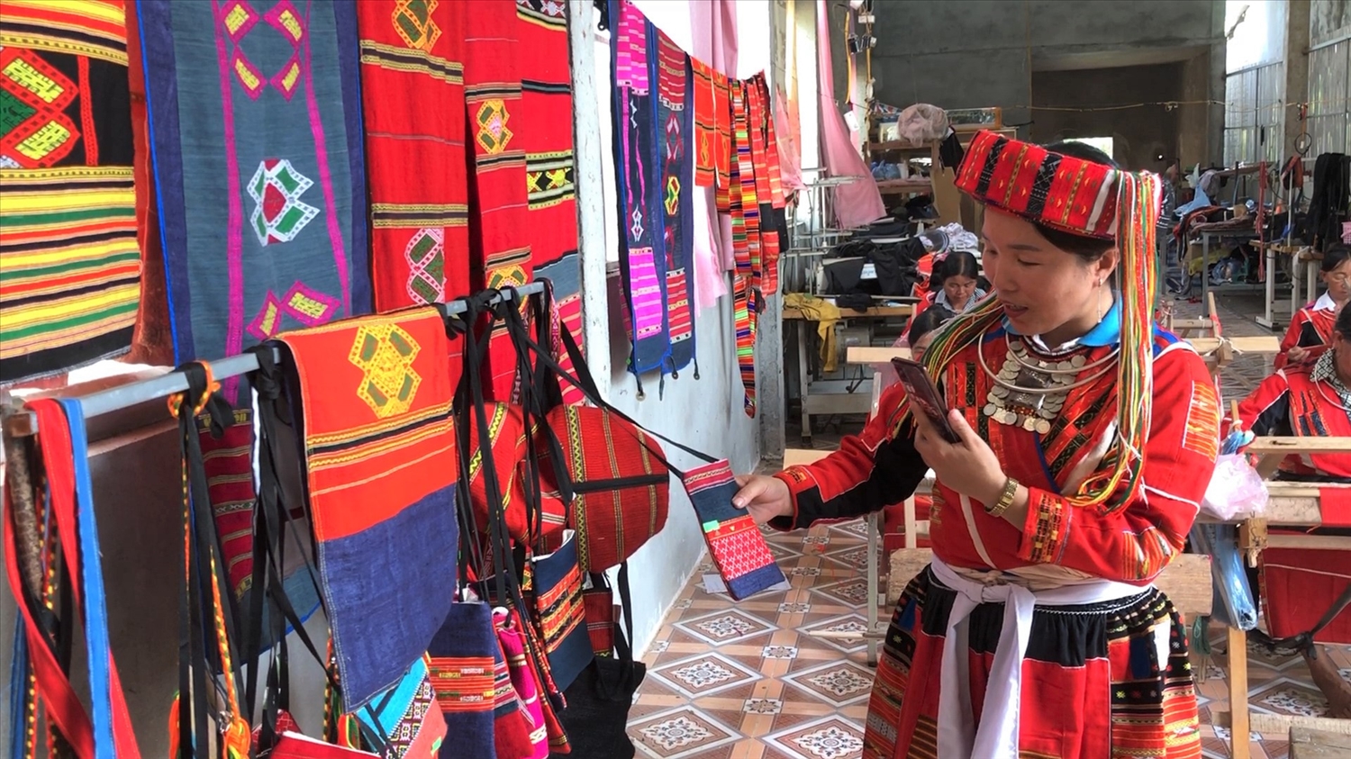 Chị Tải Thị Mai thường xuyên ghi hình trực tiếp để quảng bá các sản phẩm thổ cẩm Pà Thẻn đến với đông đảo mọi người qua mạng xã hội