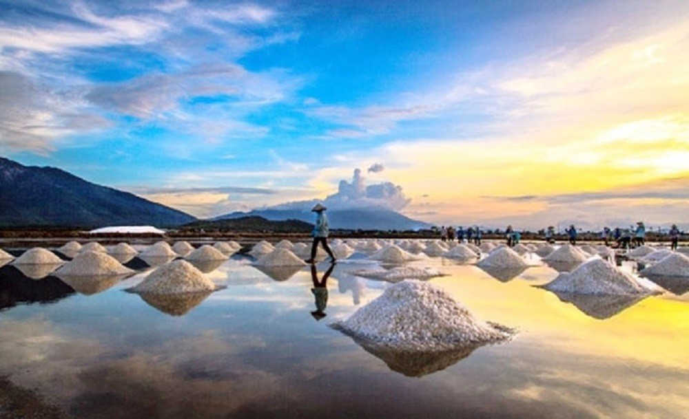 Diêm dân Sa Huỳnh dong thuyền ra biển đánh bắt cá tôm, gắn bó với đồng muối trắng tinh khôi mang hương vị mặn mà của biển. (Ảnh: CAND)