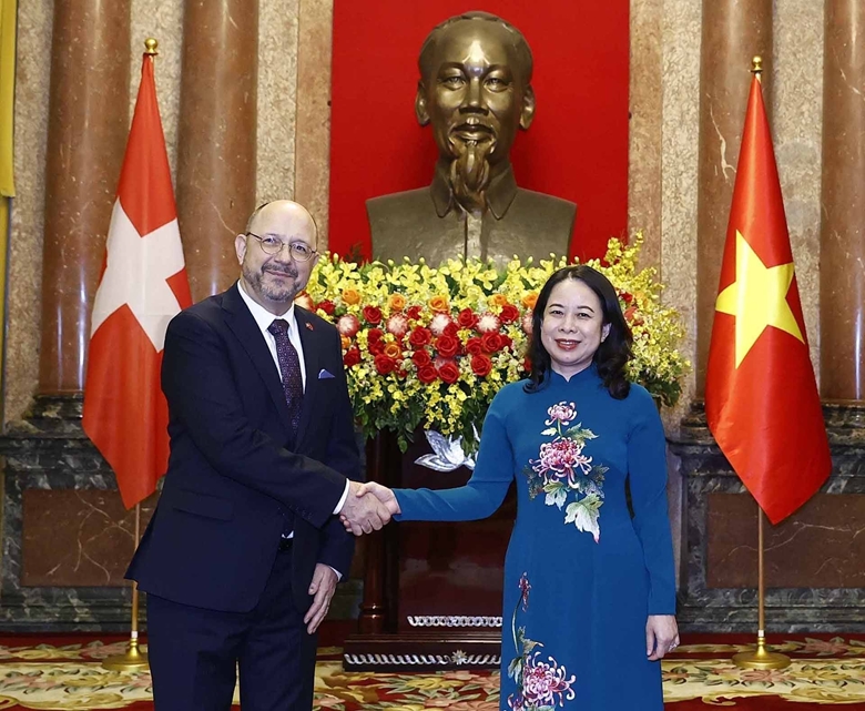 Quyền Chủ tịch nước Võ Thị Ánh Xuân và Đại sứ Thuỵ Sỹ Thomas Gass tại lễ trình Quốc thư