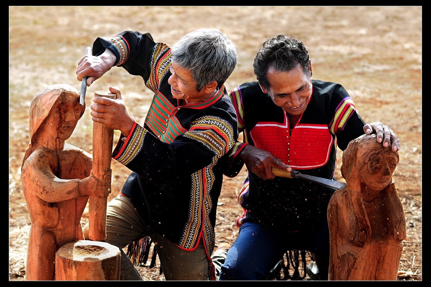 Nghệ nhân đẽo tượng nhà mồ (Ảnh: Hồ Anh Tiến)