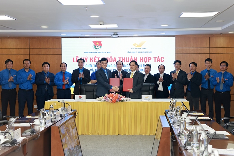 Anh Bùi Quang Huy, Ủy viên dự khuyết Trung ương Đảng, Bí thư Thứ nhất Trung ương Đoàn và ông Chủ Quang Hào, Tổng Giám đốc Tổng Công ty Bưu điện Việt Nam (hàng trên, bên phải) ký kết thỏa thuận hợp tác (Ảnh: ĐT)