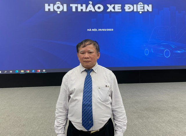 GS.TS. Bùi Văn Ga trao đổi với Báo điện tử Chính phủ về các vấn đề chính sách và thể chế trong phát triển xe điện tại Việt Nam - Ảnh: VGP/Hoàng Giang