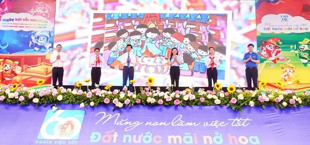Đại biểu thực hiện nghi thức phát động “Ngày hội sắc màu” năm 2023 - Cuộc thi vẽ tranh dành cho thiếu nhi với chủ đề “Thiếu nhi Việt Nam làm nghìn việc tốt” .