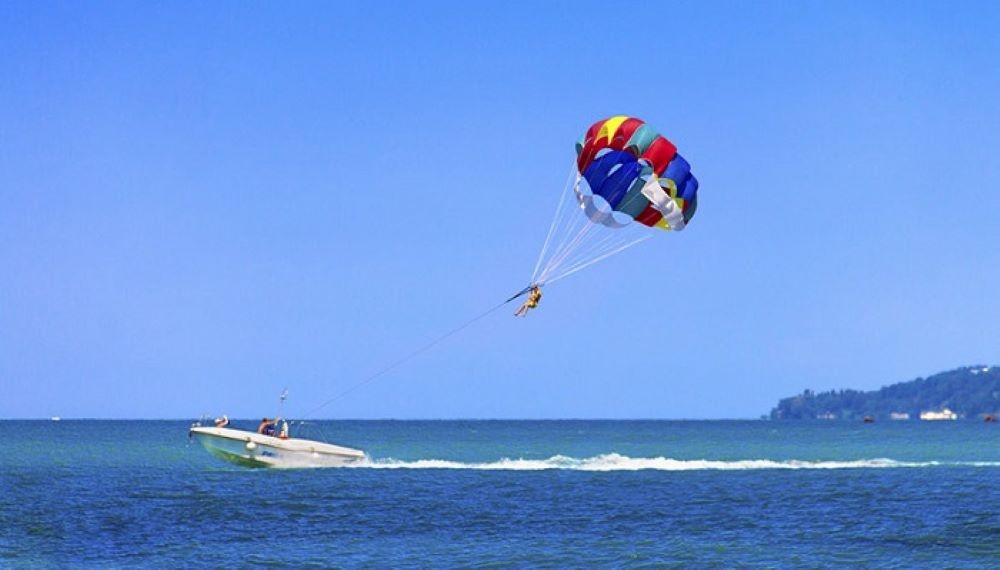 Chơi dù lượn có thể chiêm ngưỡng những khung cảnh tuyệt vời của Nha Trang (Ảnh: Vinpearl)