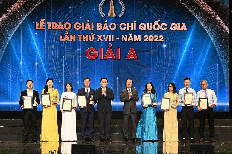 Chủ tịch nước Võ Văn Thưởng và Trưởng Ban Tuyên giáo Trung ương Nguyễn Trọng Nghĩa trao giải A cho các tác giả, đại diện nhóm tác giả đoạt giải.