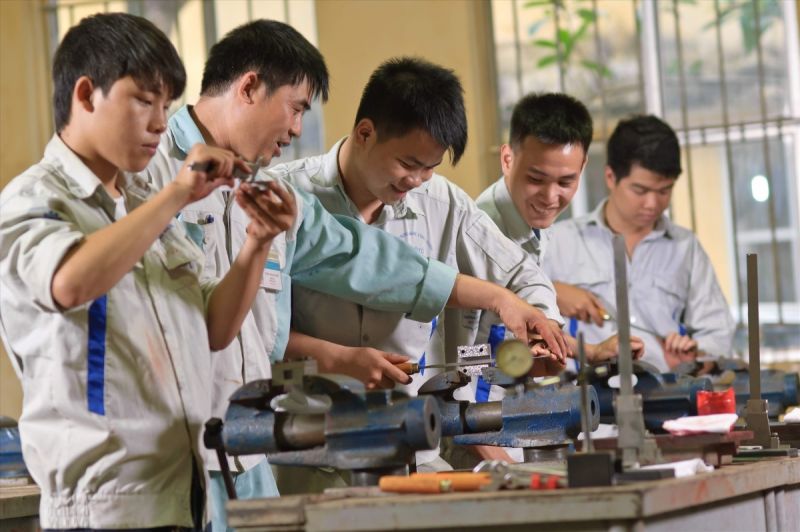 TỪ GIẢNG ĐƯỜNG ĐẾN KHU VỰC KINH TẾ TƯ NHÂN:  DỰ ĐỊNH NGHỀ NGHIỆP, TRẢI NGHIỆM LÀM THÊM VÀ MỨC ĐỘ SẴN SÀNG KHỞI NGHIỆP CỦA SINH VIÊN